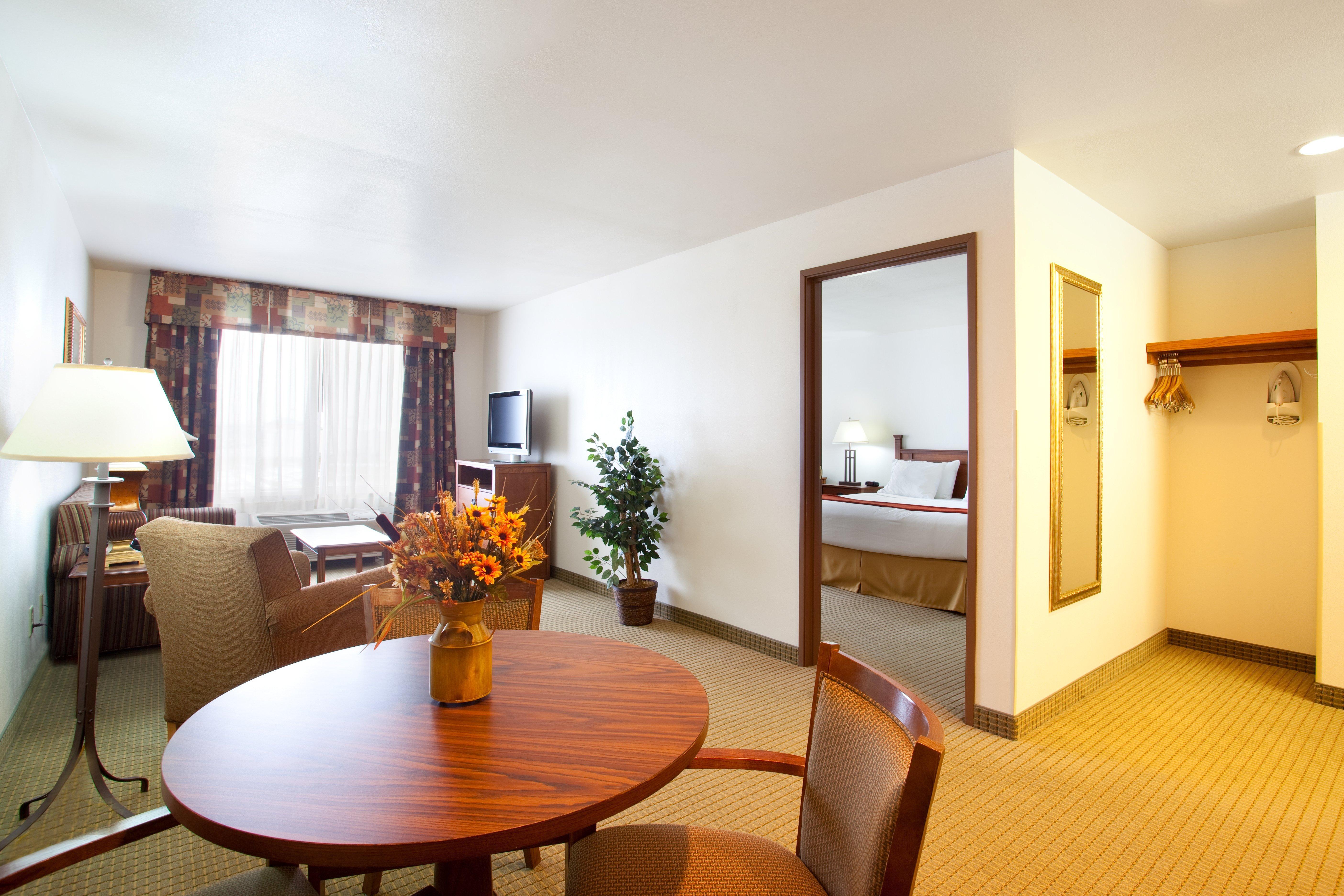 Holiday Inn Express Hotel & Suites Mattoon, An Ihg Hotel Exterior photo